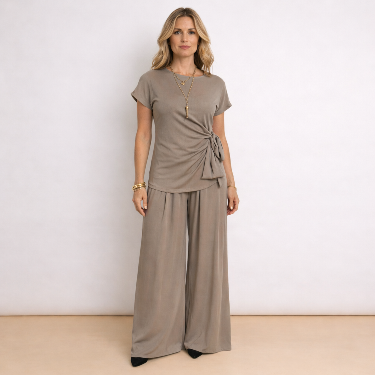 [MIXMUSE.NOHO] Lea, Completo Con Pantalone Fluido E Maglia Con Fiocco