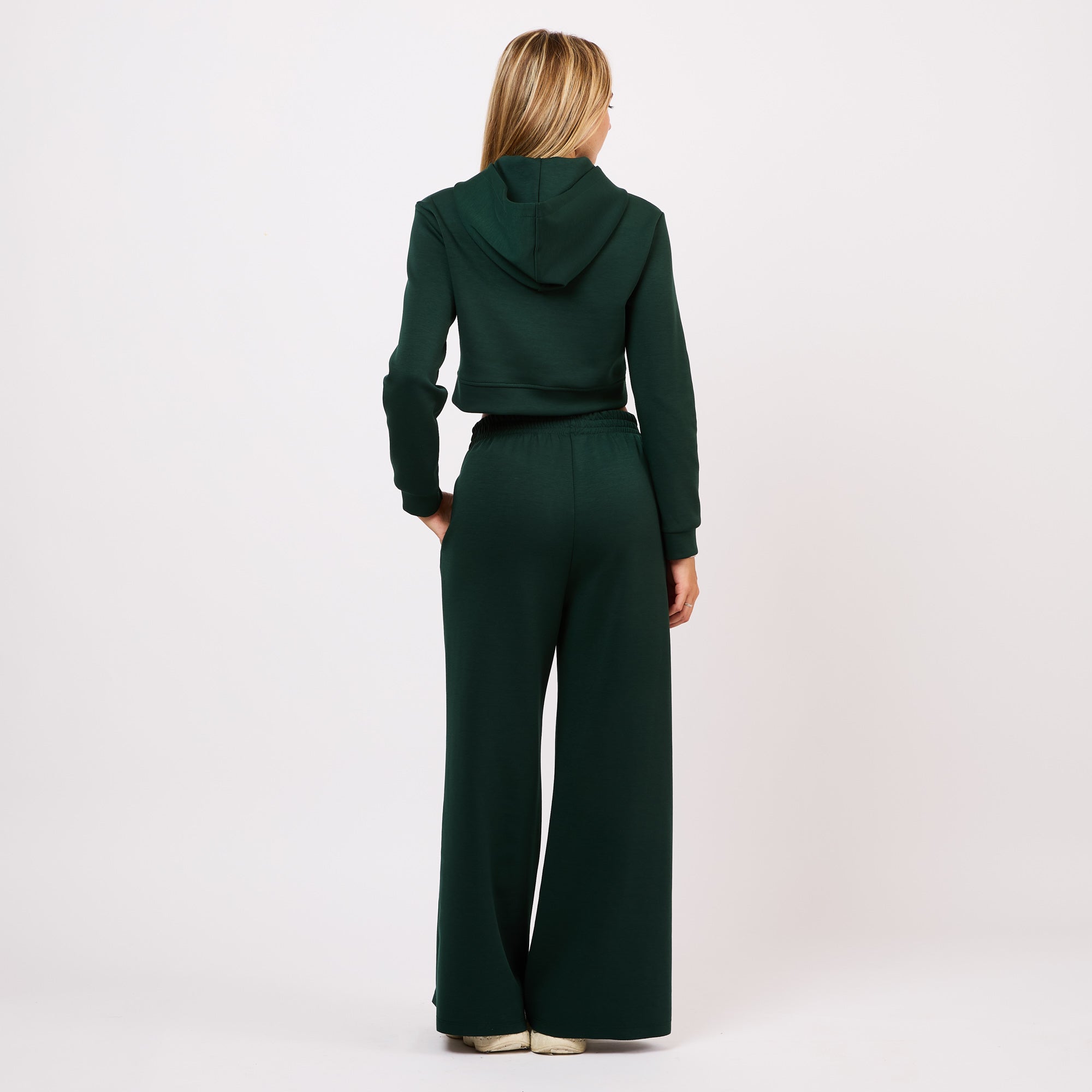 [MIXMUSE.NOHO] Completo con Felpa Cropped e Pantaloni Ampi