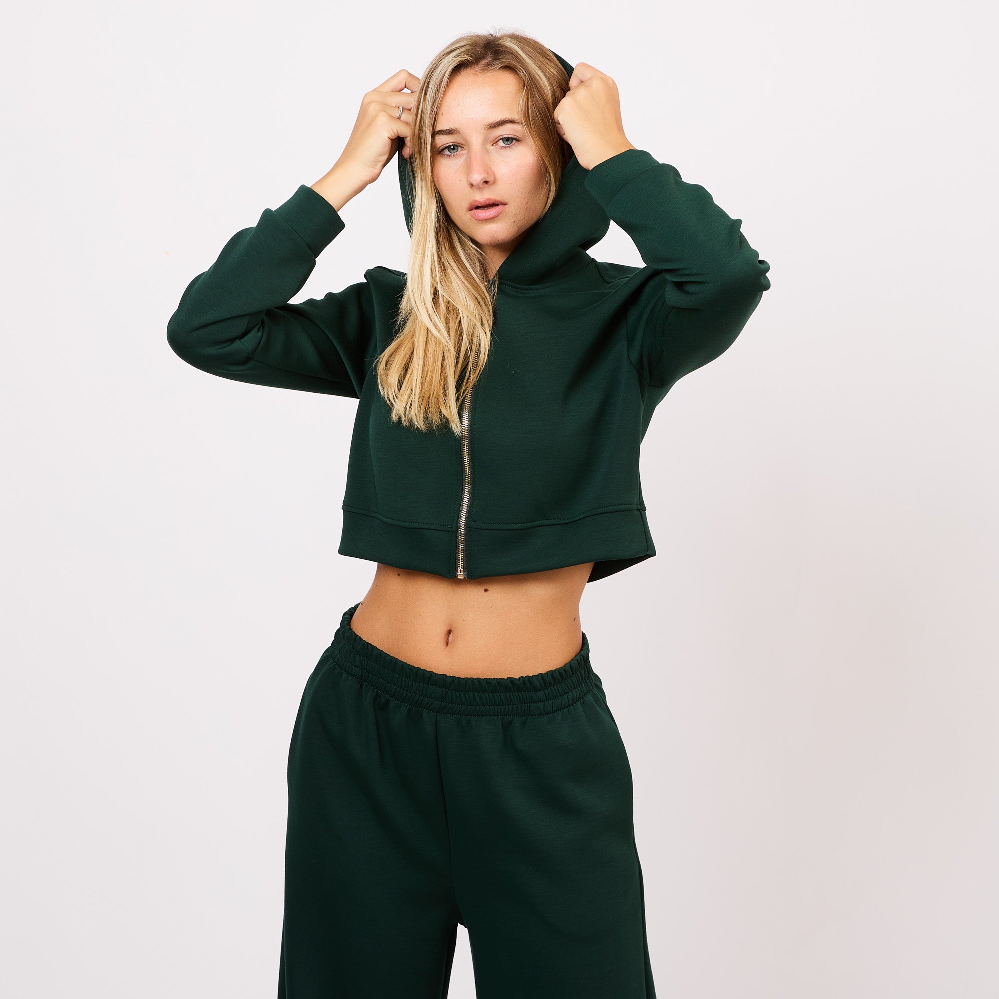 [MIXMUSE.NOHO] Completo con Felpa Cropped e Pantaloni Ampi
